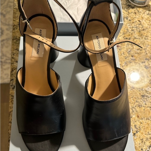 Black Sandal slightly worn - Picture 4 of 4